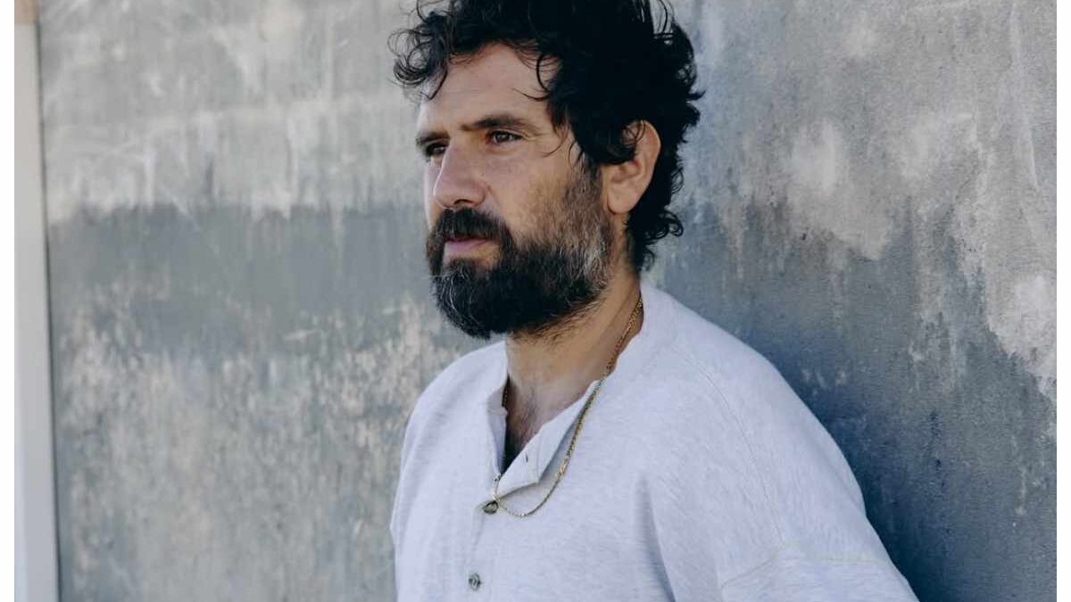 Tommaso Paradiso, esordi, studi, fidanzata, il padre assente, la nuova canzone. Tutto sull’ex frontman dei Thegiornalisti