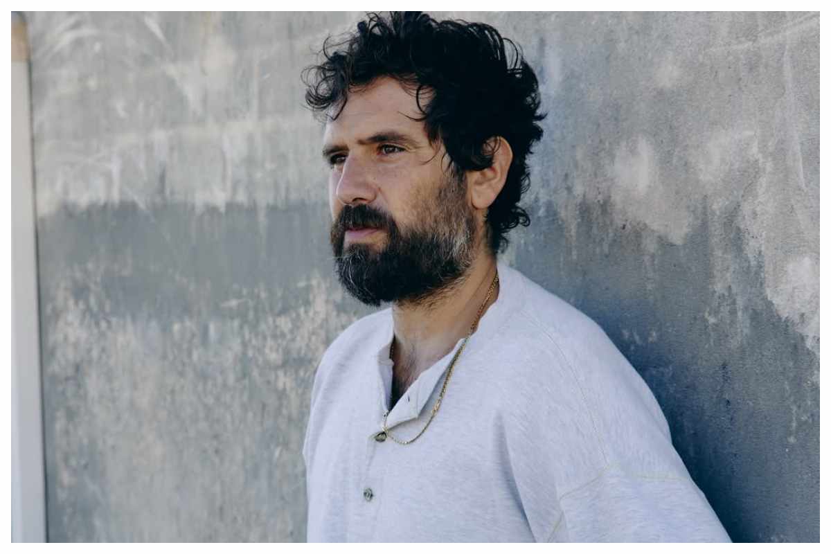 Tommaso Paradiso, esordi, studi, fidanzata, il padre assente, la nuova canzone. Tutto sull’ex frontman dei Thegiornalisti