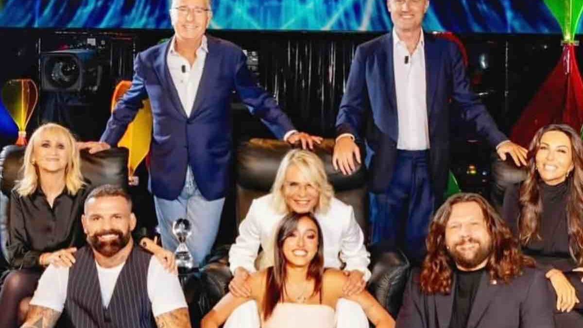 Tu Sì Que Vales vince la serata degli ascolti, Ballando Con Le Stelle resta appaiato. No Other Land torna su Rai3 al 4,5% di Share. I dati Auditel del 15 novembre 2025