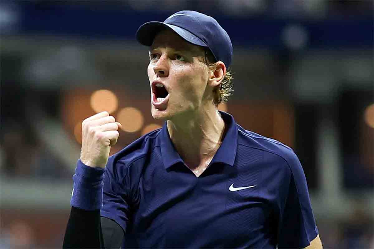 US Open, Sinner soffre ma strappa la in finale: battuto Auger-Aliassime. Domani la “bella” con Alcaraz | Oggi le finali femminile e di doppio maschile, quando e dove in TV