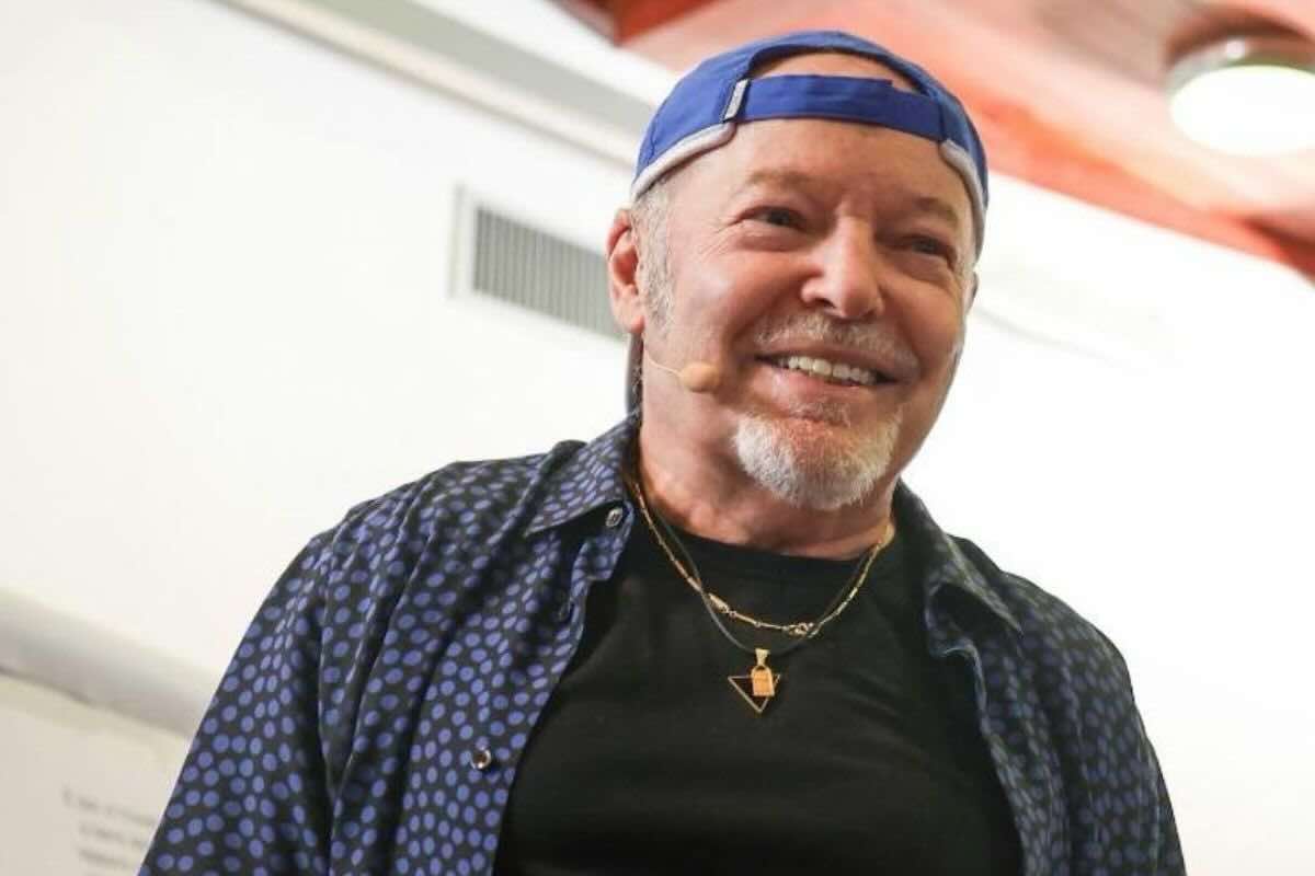 Vasco Rossi, la dedica d’amore per Laurina emoziona i fan. Così è nata la loro bellissima storia d’amore