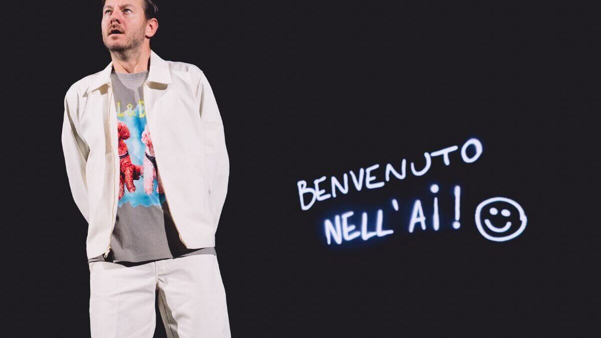 L’unica cosa che un robot non può fare è la stand up: Alessandro Cattelan e lo show che smonta il mito dell’AI