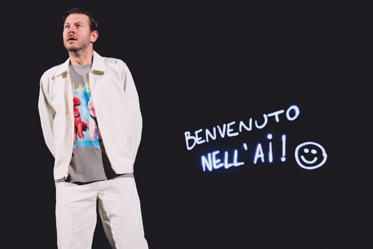 L’unica cosa che un robot non può fare è la stand up: Alessandro Cattelan e lo show che smonta il mito dell’AI