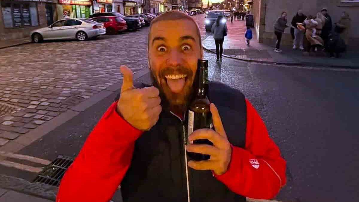 Justin Bieber spunta in un pub e gira un video a sorpresa: e la serata normale diventa virale