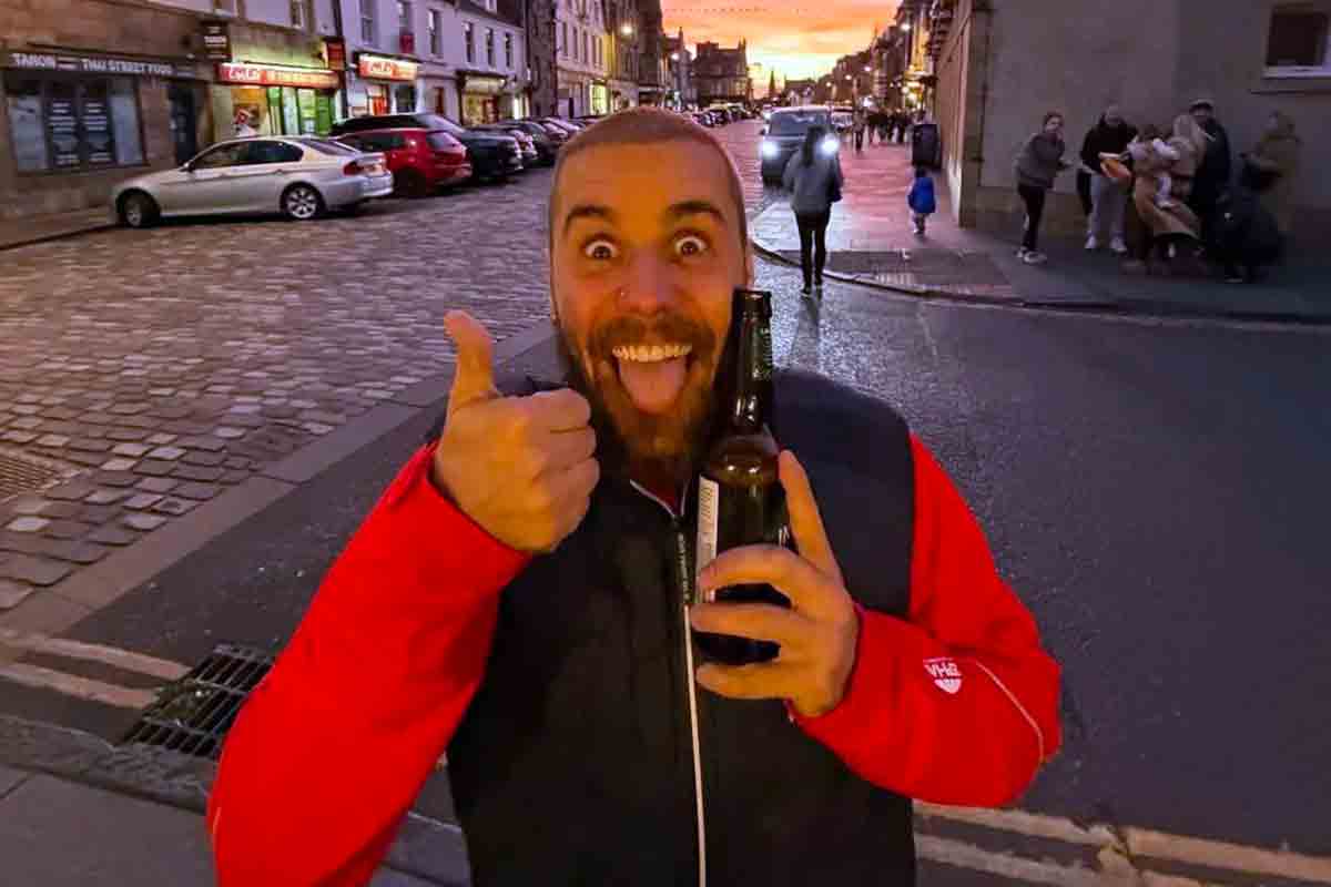 Justin Bieber spunta in un pub e gira un video a sorpresa: e la serata normale diventa virale