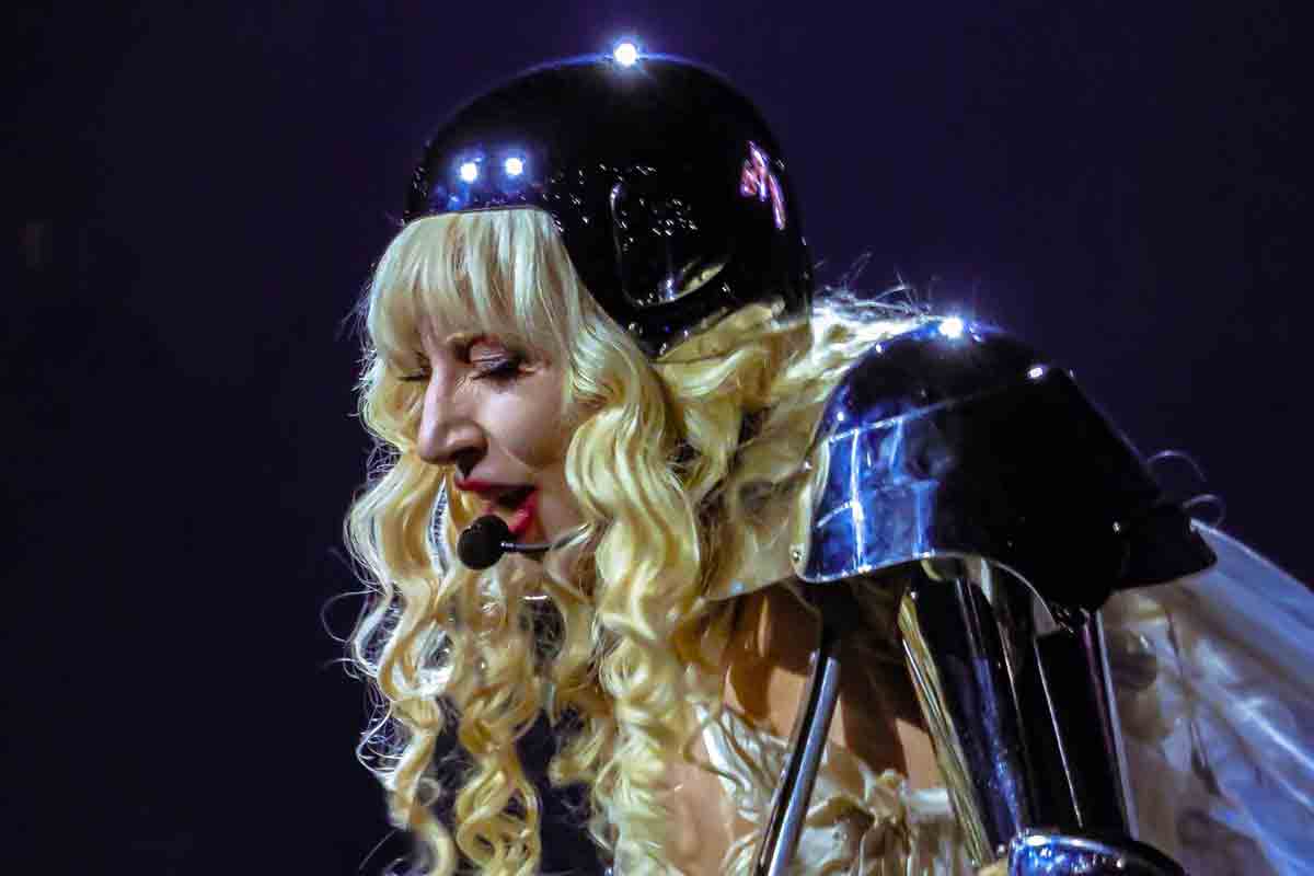 Lady Gaga infiamma Milano: il ritorno della regina del pop con uno show travolgente ma intimo