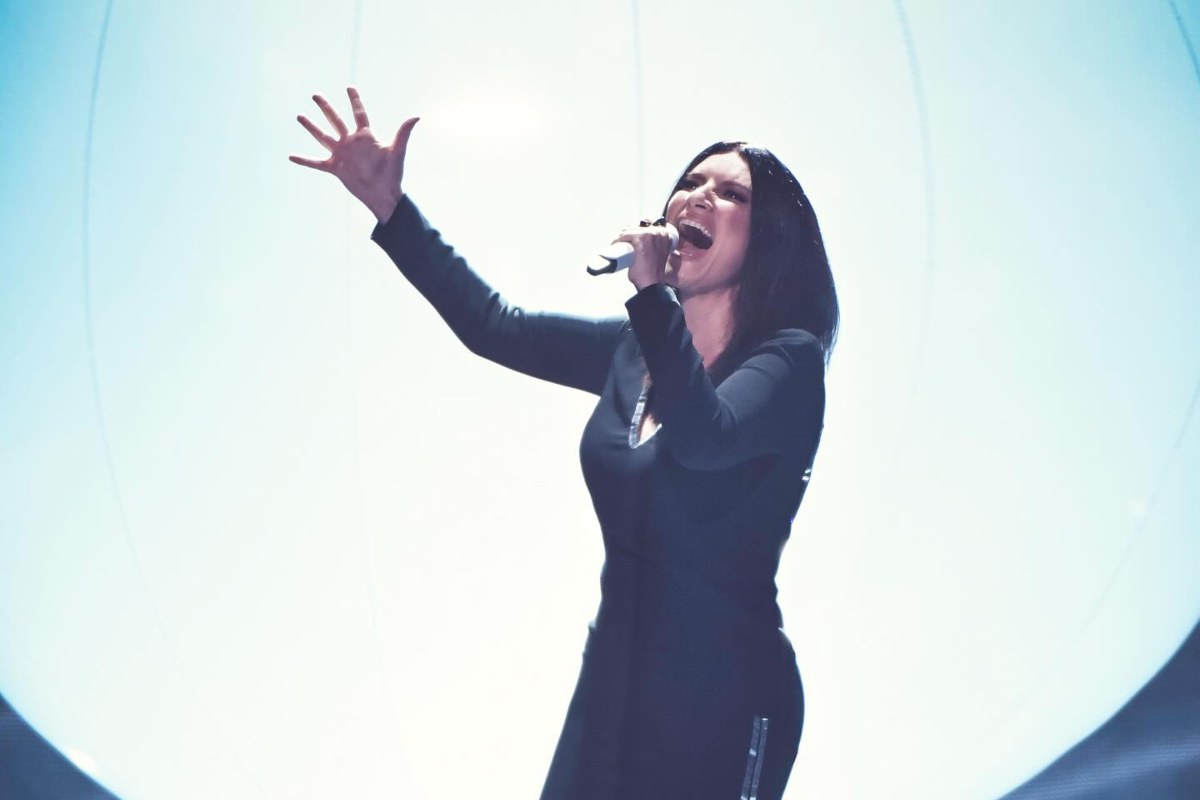 Laura Pausini: una fan si sente male al concerto, arriva la reazione (inaspettata) della cantante