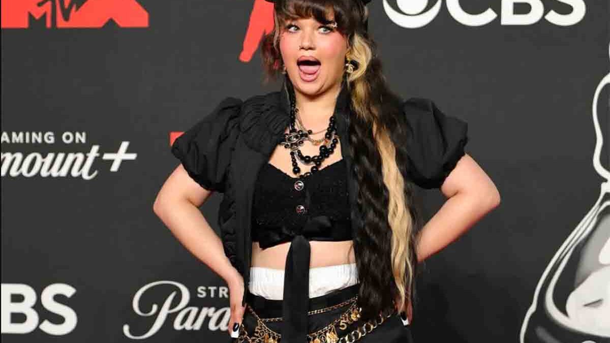 Lola Young sviene sul palco a New York e annuncia una pausa: “Ora sto bene, ma devo fermarmi”