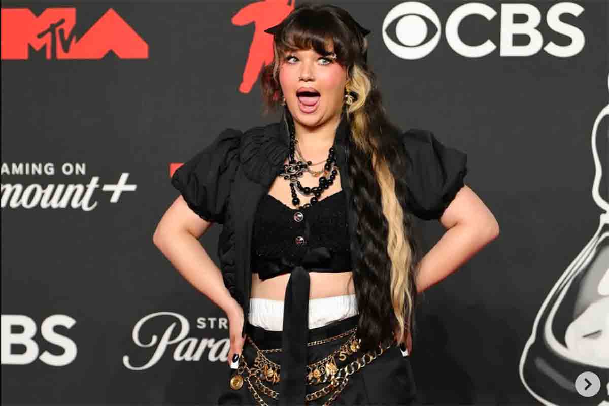 Lola Young sviene sul palco a New York e annuncia una pausa: “Ora sto bene, ma devo fermarmi”