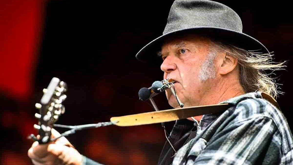 Neil Young annuncia l’addio ad Amazon e una nuova battaglia contro Big Tech