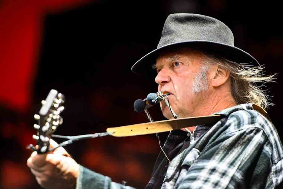 Neil Young annuncia l’addio ad Amazon e una nuova battaglia contro Big Tech