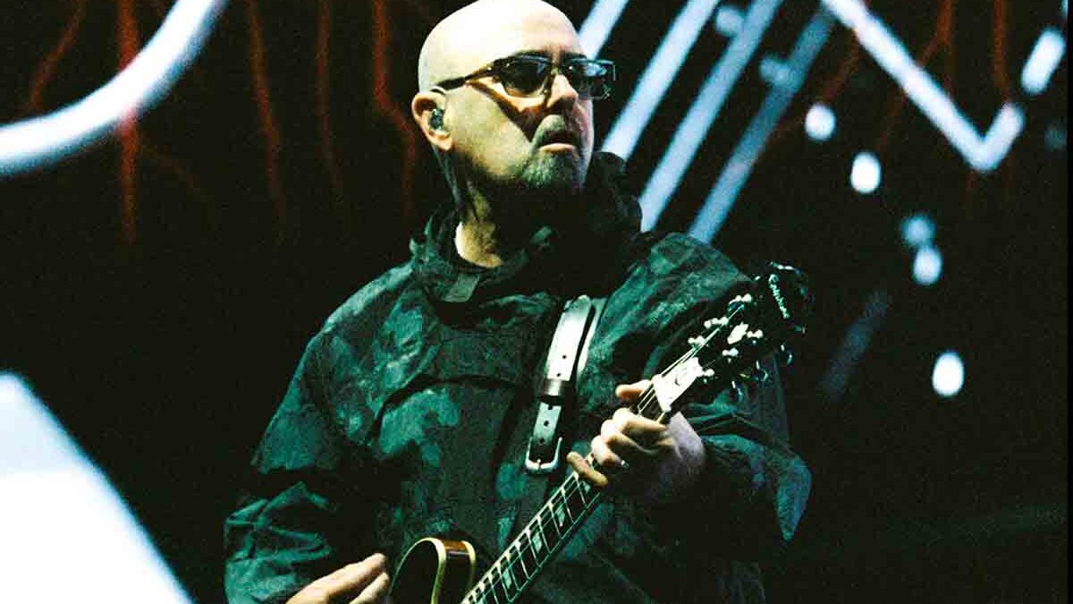 Oasis, brutte notizie: Bonehead si ferma | Il chitarrista deve proseguire le sue terapie, il tour andrà avanti