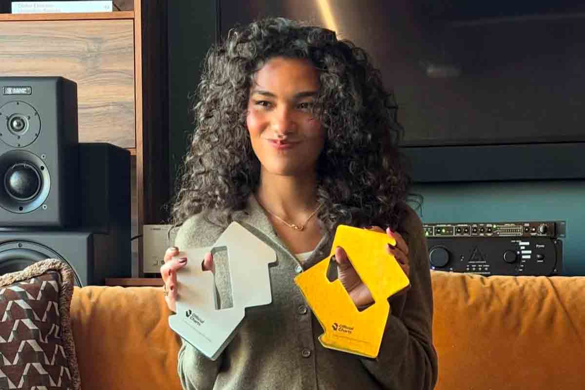 Olivia Dean domina in Gran Bretagna: presto in Italia in tournée