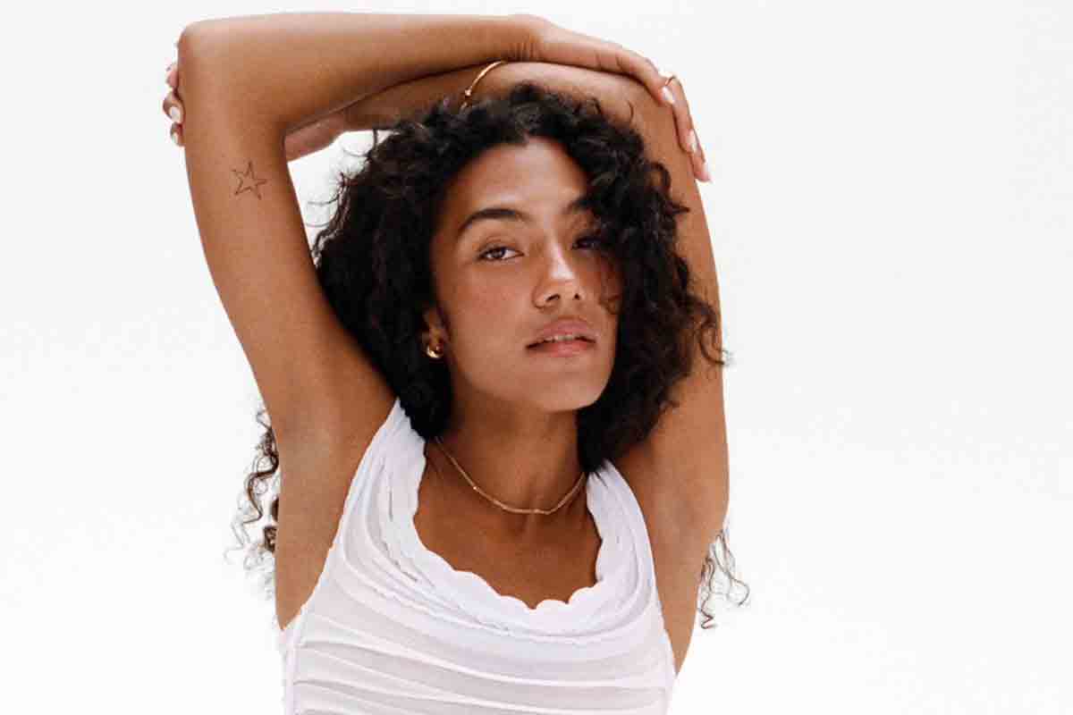 Olivia Dean fa la doppietta storica: “The Art of Loving” e “Man I Need” al n.1 in UK
