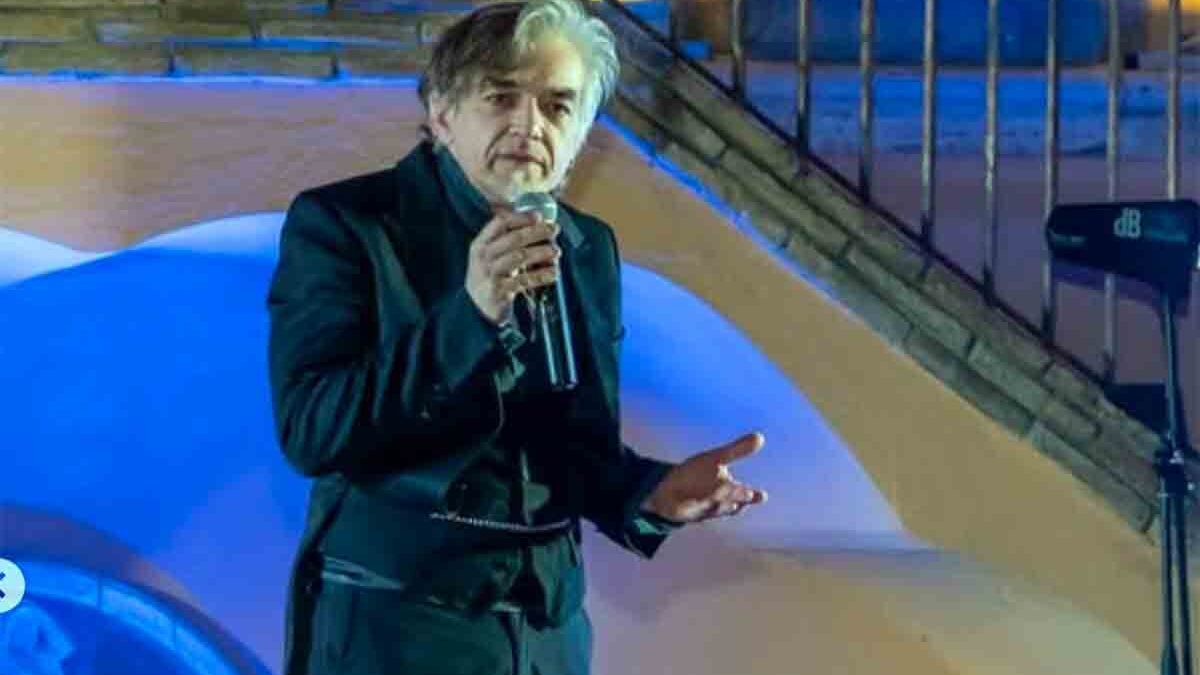 Morgan rischia 9 mesi di carcere per oltraggio: gli insulti ai poliziotti durante lo sfratto