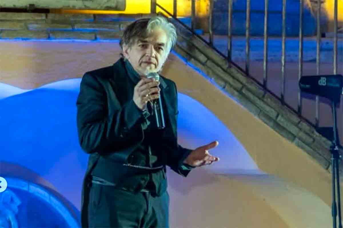 Morgan rischia 9 mesi di carcere per oltraggio: gli insulti ai poliziotti durante lo sfratto