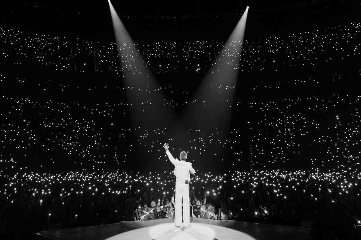 Robbie Williams, il coraggio della verità: “Convivo con la Tourette. Il palco? Mi terrorizza”