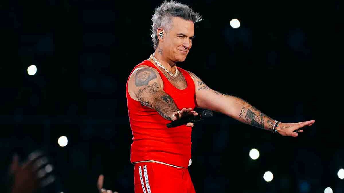 Robbie Williams annuncia il tour ‘Long 90s’: quattro date intime nel Regno Unito nel 2026
