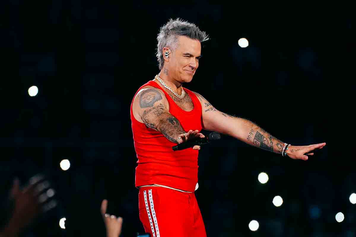 Robbie Williams annuncia il tour ‘Long 90s’: quattro date intime nel Regno Unito nel 2026