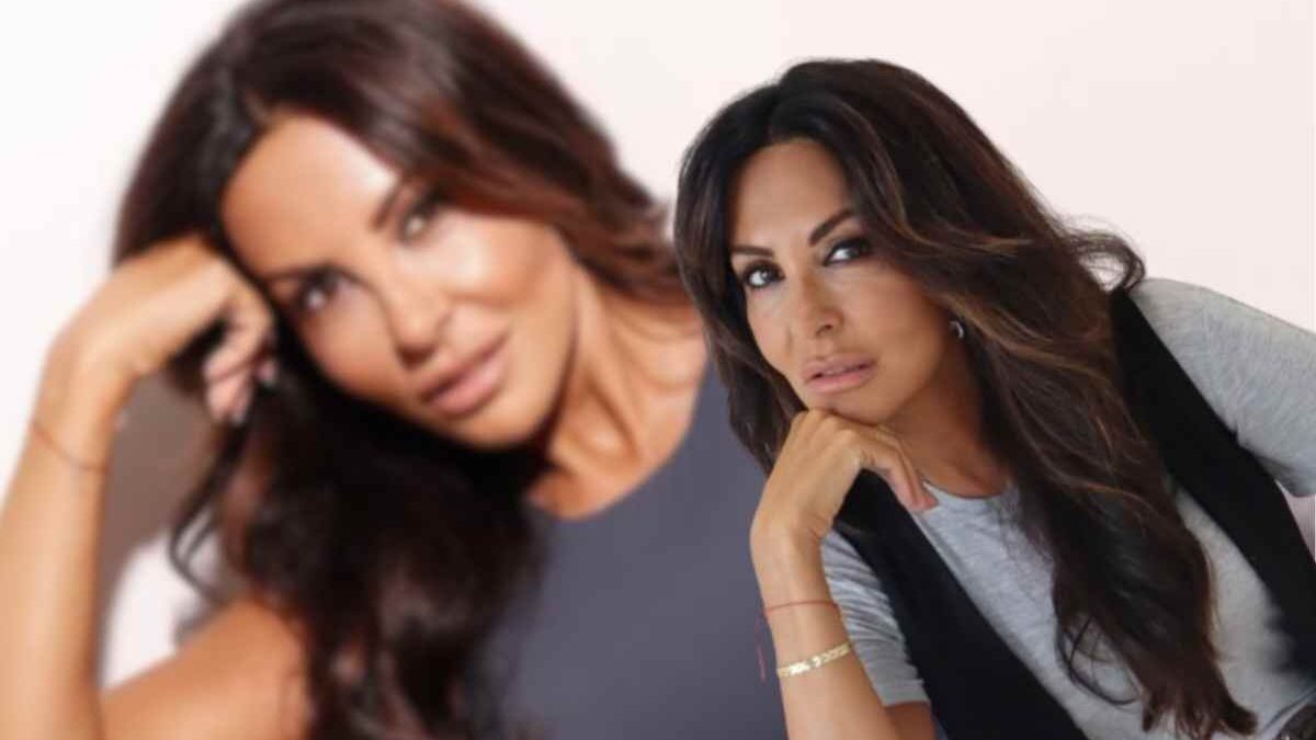 Sabrina Ferrilli look super glam: il tailleur effetto nude incanta