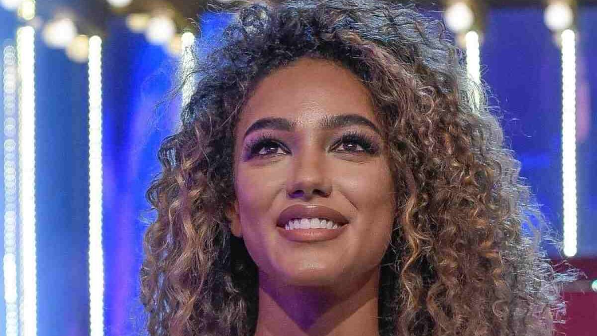 Samira Lui cambia look, irriconoscibile con i capelli liscissimi e biondi: la foto virale