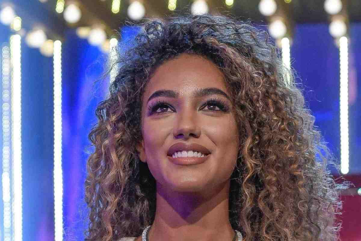 Samira Lui cambia look, irriconoscibile con i capelli liscissimi e biondi: la foto virale