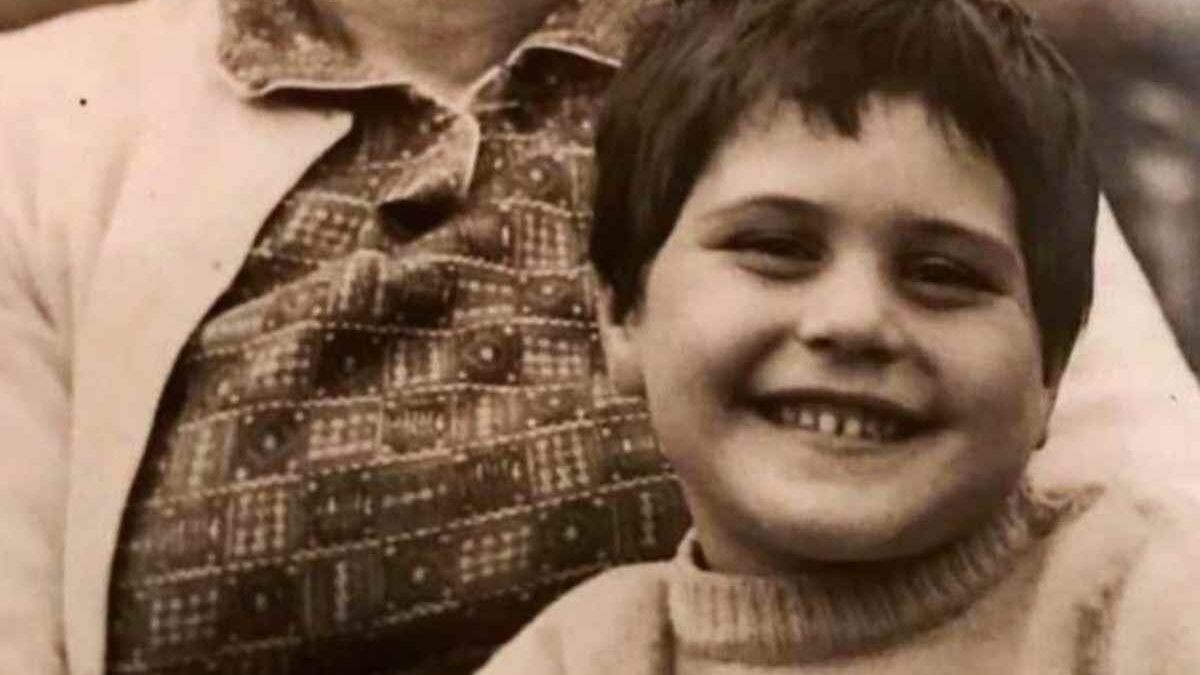 Qui solo una bimba, oggi ha 59 anni ed è bellissima. Riuscite a capire chi è?