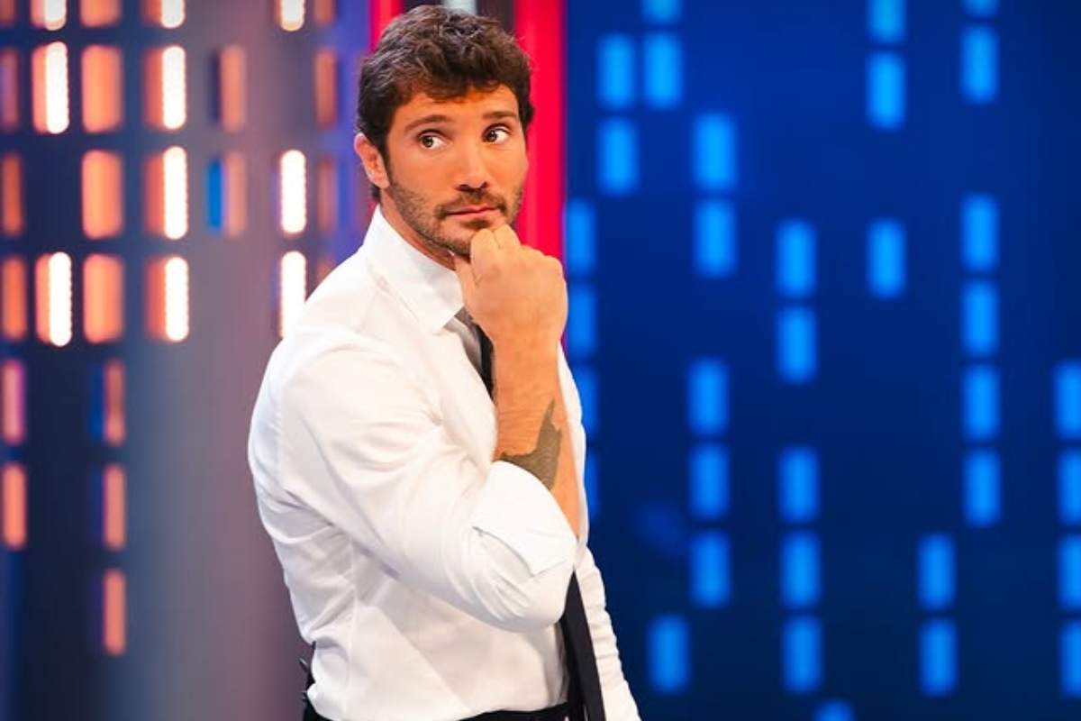 “Quanto hanno vinto in soli 8 giorni”. L’incredulità di Stefano De Martino a Affari Tuoi