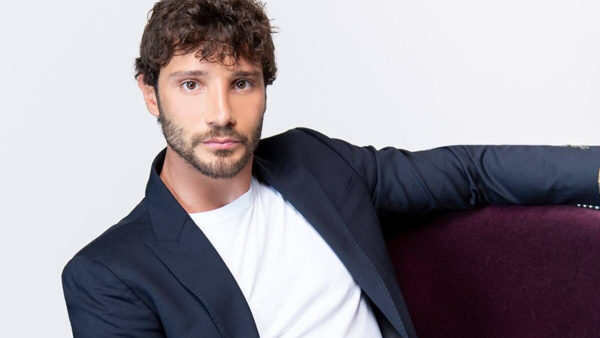 Affari tuoi, cambia tutto. Brutta batosta per De Martino, drastica decisione della Rai dopo i numeri bassi