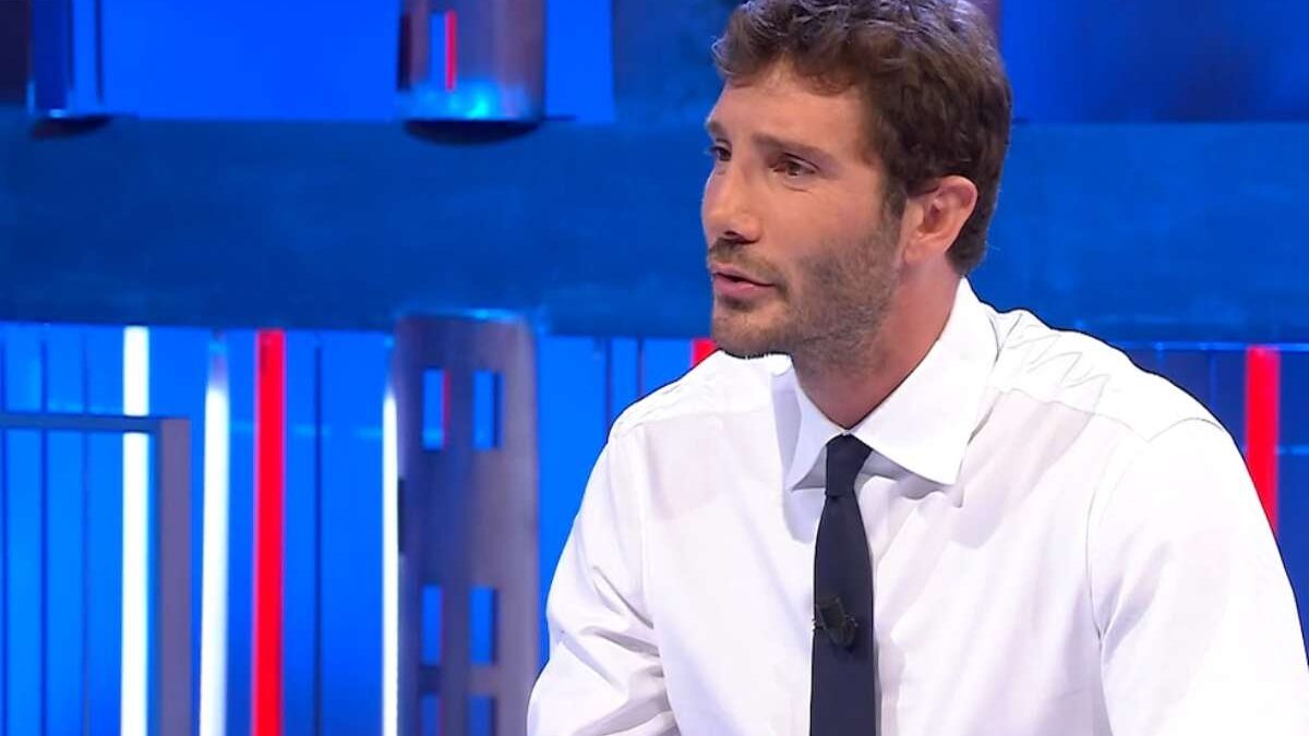 “Provino per la Ruota della Fortuna”. Affari Tuoi, imbarazzo per Stefano De Martino
