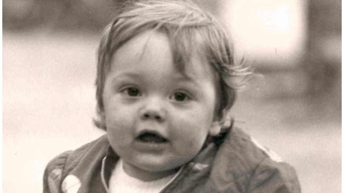 Qui è un bimbo dolcissimo, oggi è una star della musica internazionale: di chi si tratta?