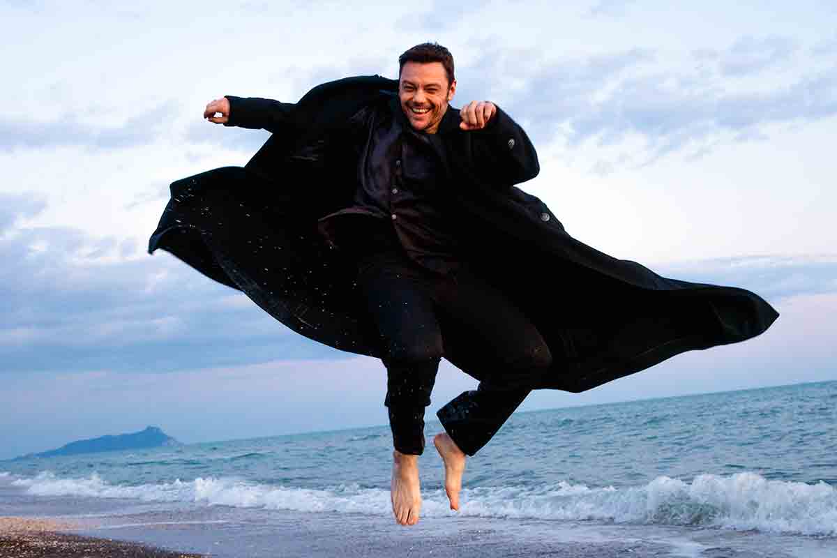 Tiziano Ferro torna con Sono un grande: nuovo album, nuova vita e un tour da oltre 300mila biglietti venduti