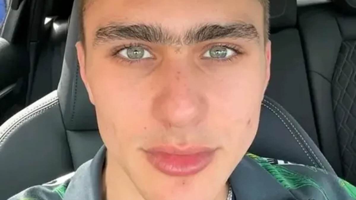 Achille, chi è il figlio di Martina Colombari e Alessandro Costacurta: l’Adhd e il passato difficile
