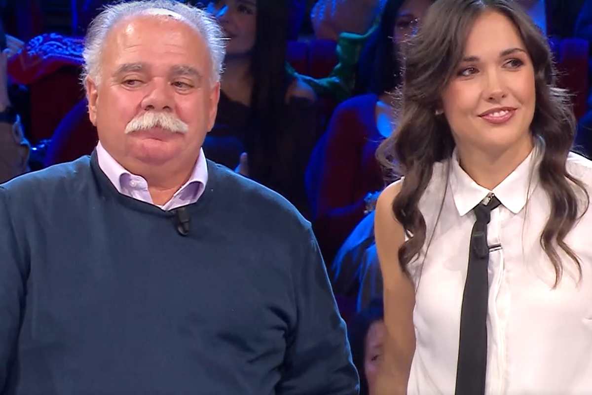 Affari Tuoi: De Martino mette alle strette Thanat, ecco cosa è accaduto. L’accusa