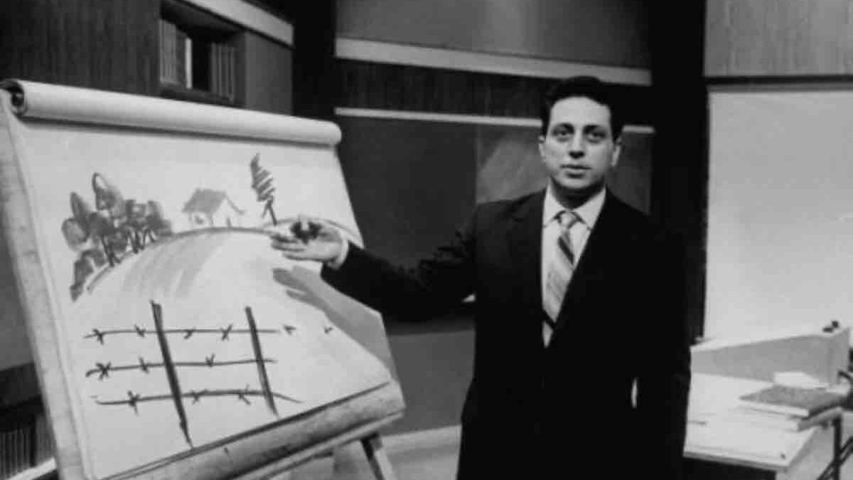 Alberto Manzi e la didattica in tv: dal provino improvvisato ai fogli di carta da pacchi attaccati al muro, come nasce “Non è mai troppo tardi”
