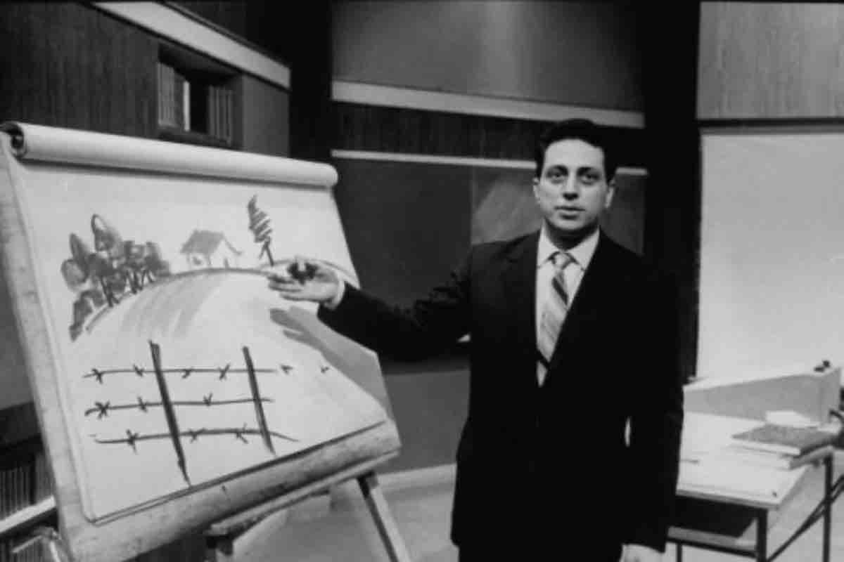 Alberto Manzi e la didattica in tv: dal provino improvvisato ai fogli di carta da pacchi attaccati al muro, come nasce “Non è mai troppo tardi”