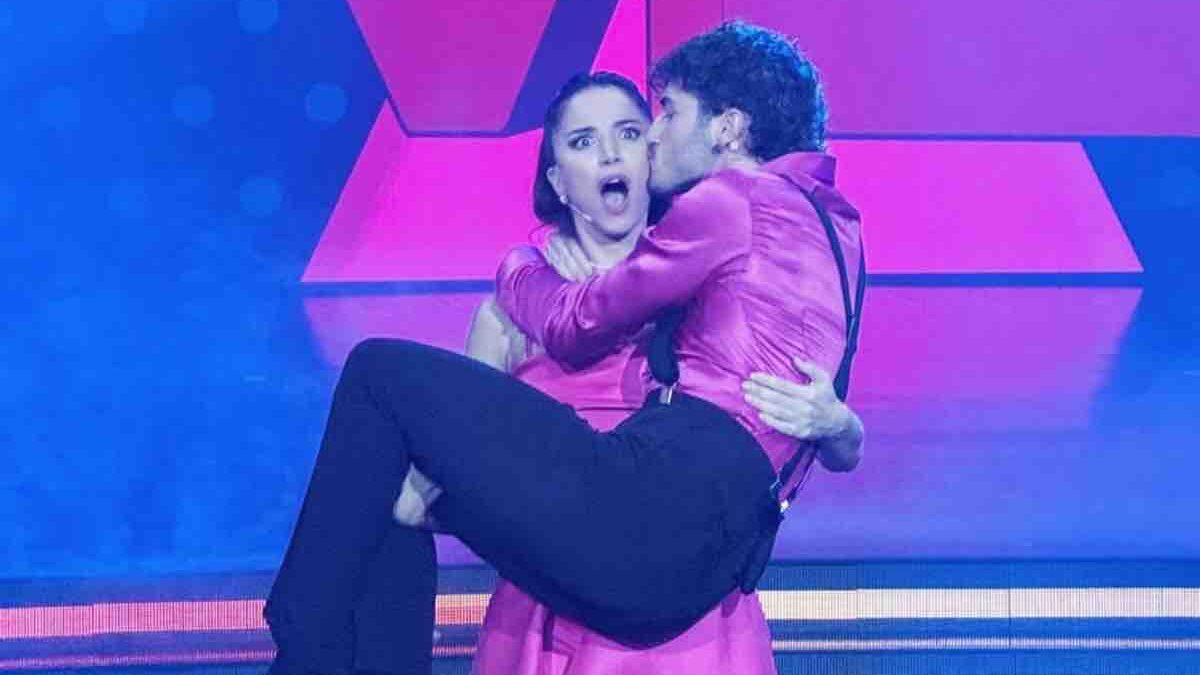 Andrea Delogu, le luci della ribalta come stimolo ulteriore: il ritorno in tv della conduttrice tra coreografie acrobatiche e racconti di vita