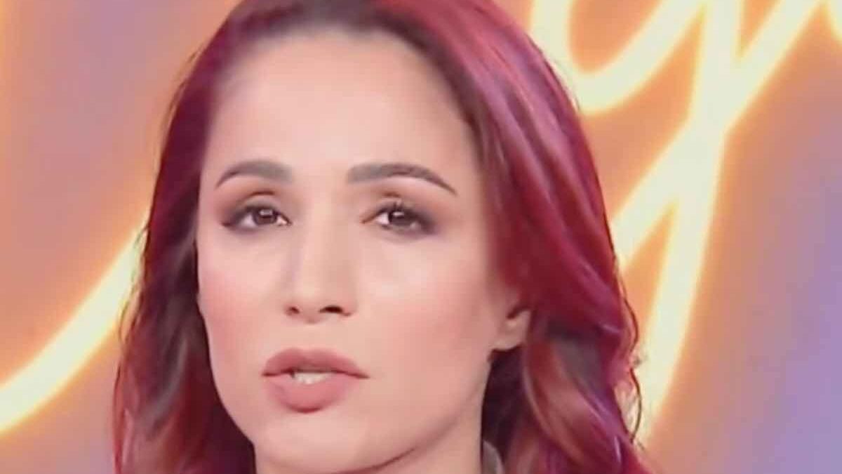 Andrea Delogu torna in televisione dopo la morte del fratello: le prime parole della conduttrice | VIDEO