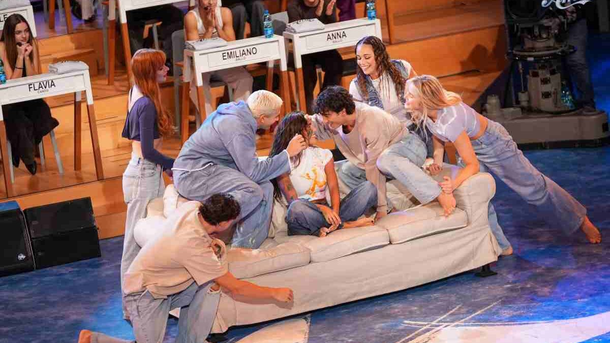 Amici 25 anticipazioni di Domenica 2 Novembre: giudici, ospiti, sfide, e eliminazione