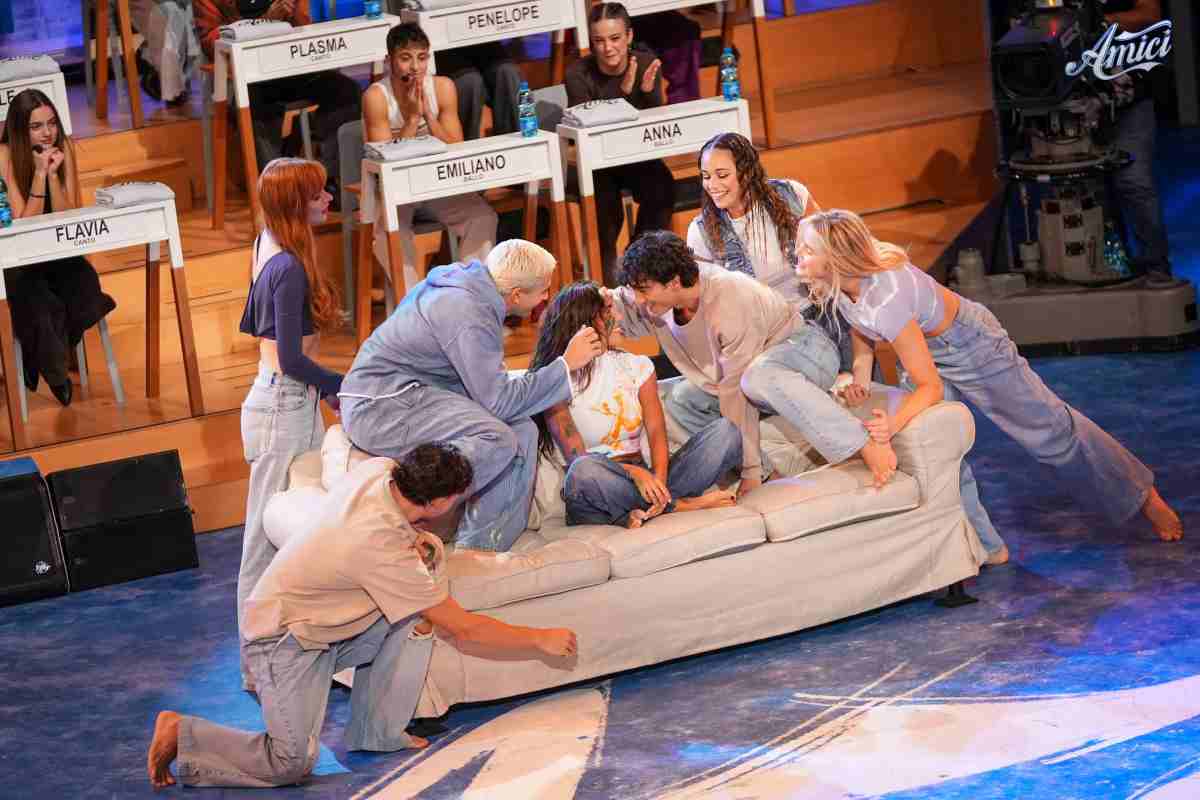 Amici 25 anticipazioni di Domenica 2 Novembre: giudici, ospiti, sfide, e eliminazione