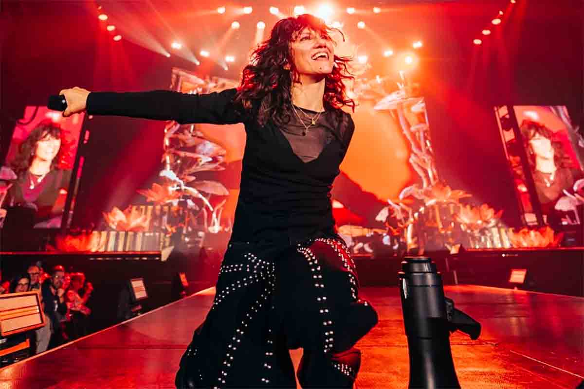 Elisa conquista i palasport: partito il tour che accende il dopo San Siro | La scaletta