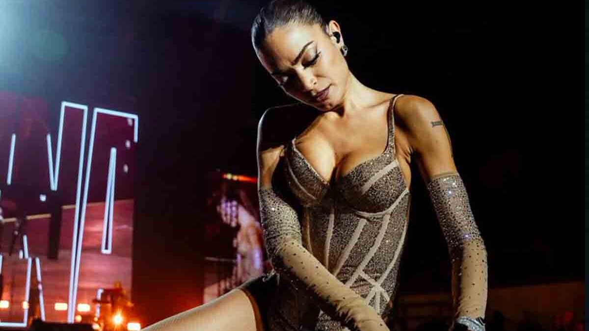 Elodie, scaccia un cellulare dal palco: ma il “fan” invadente  è un giornalista accreditato