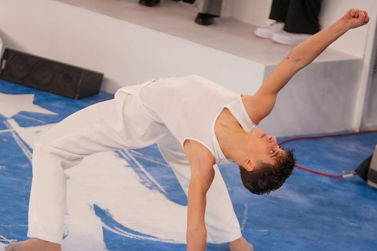 il giovane ballerino mostra la passione e la determinazione