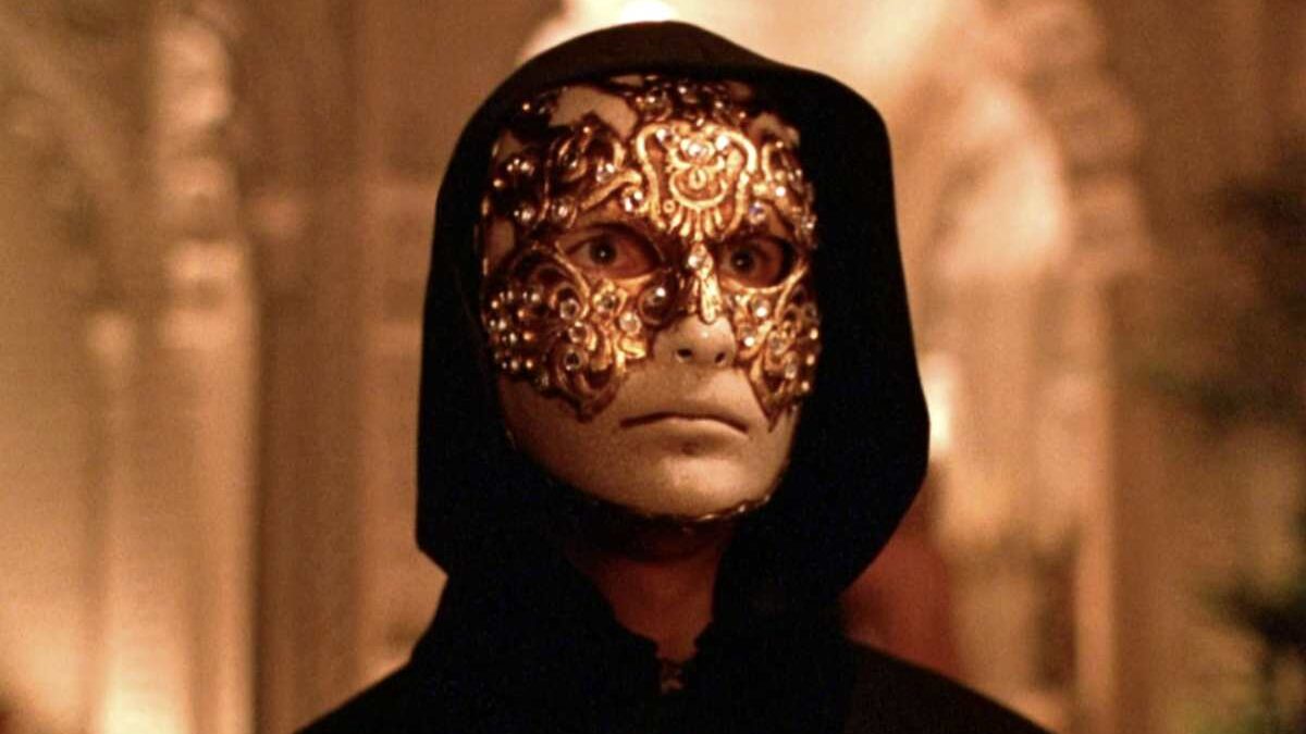 Eyes Wide Shut, 5 curiosità sul capolavoro di Stanley Kubrick: il retroscena sulle posizioni erotiche, i 95 ciak di Cruise, la scelta della coppia