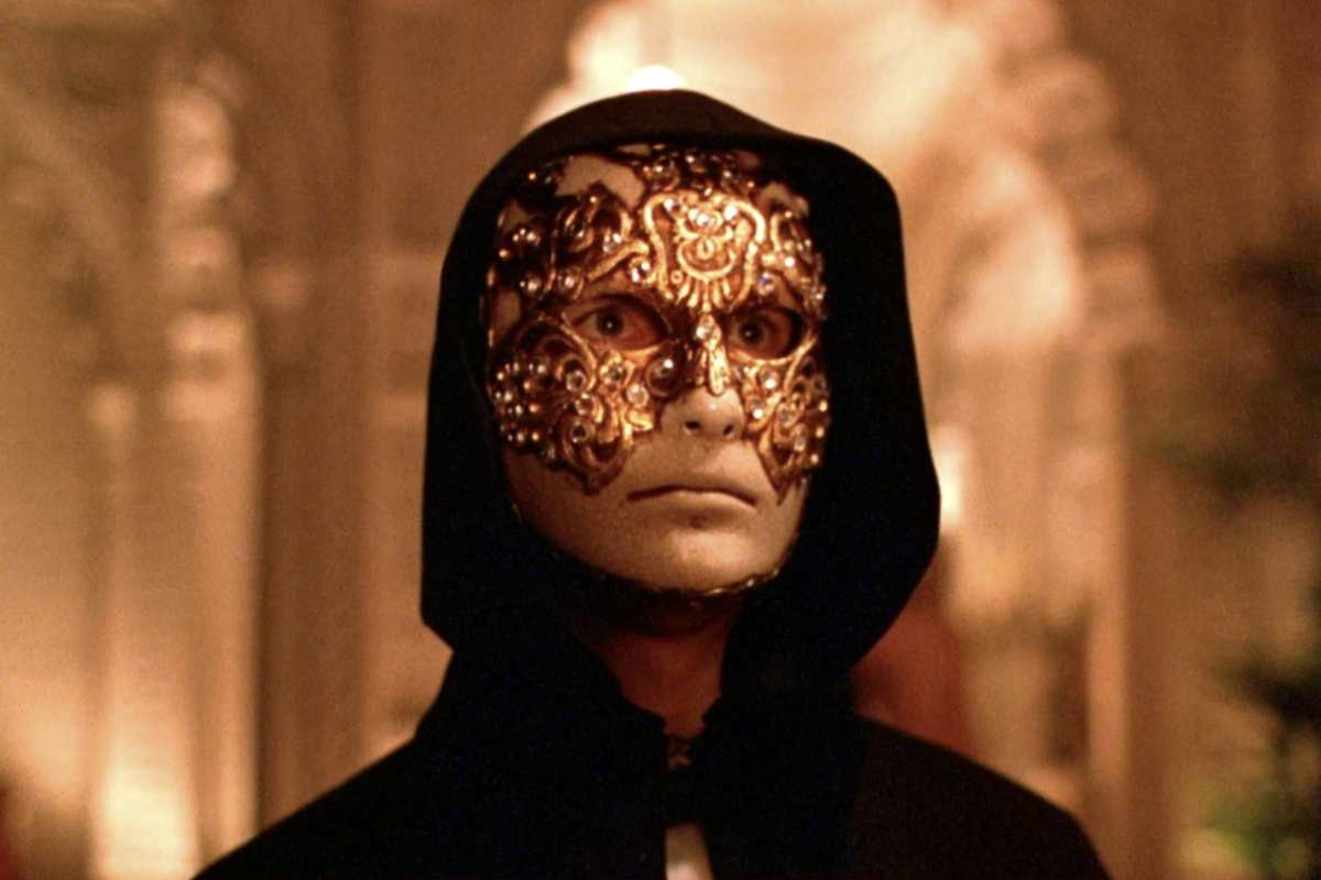 Eyes Wide Shut, 5 curiosità sul capolavoro di Stanley Kubrick: il retroscena sulle posizioni erotiche, i 95 ciak di Cruise, la scelta della coppia