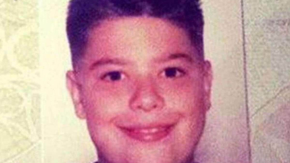 Lo riconoscete? Qui piccolissimo, oggi è il cantante più famoso di Italia
