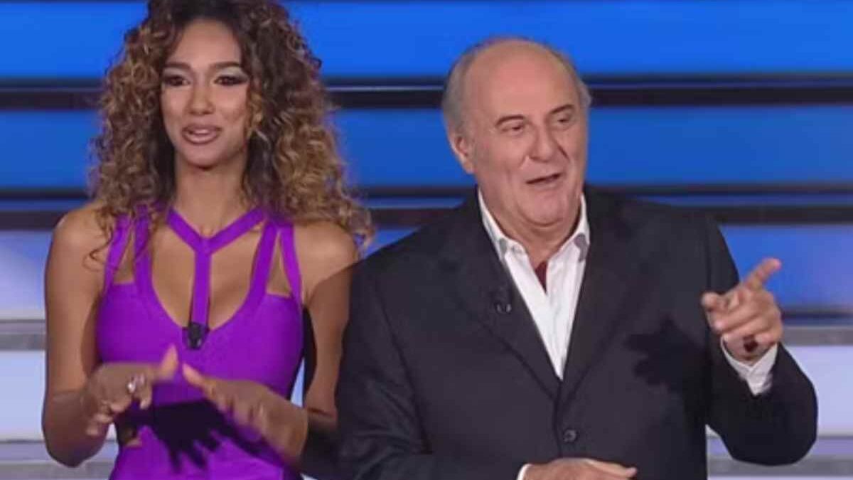 Il batterista della Ruota della Fortuna è il nipote di un personaggio famosissimo: ecco di chi si tratta