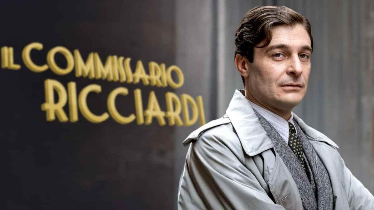 Le anticipazioni de Il Commissario Ricciardi: aspetta un figlio, ma una donna del passato irrompe nella sua vita