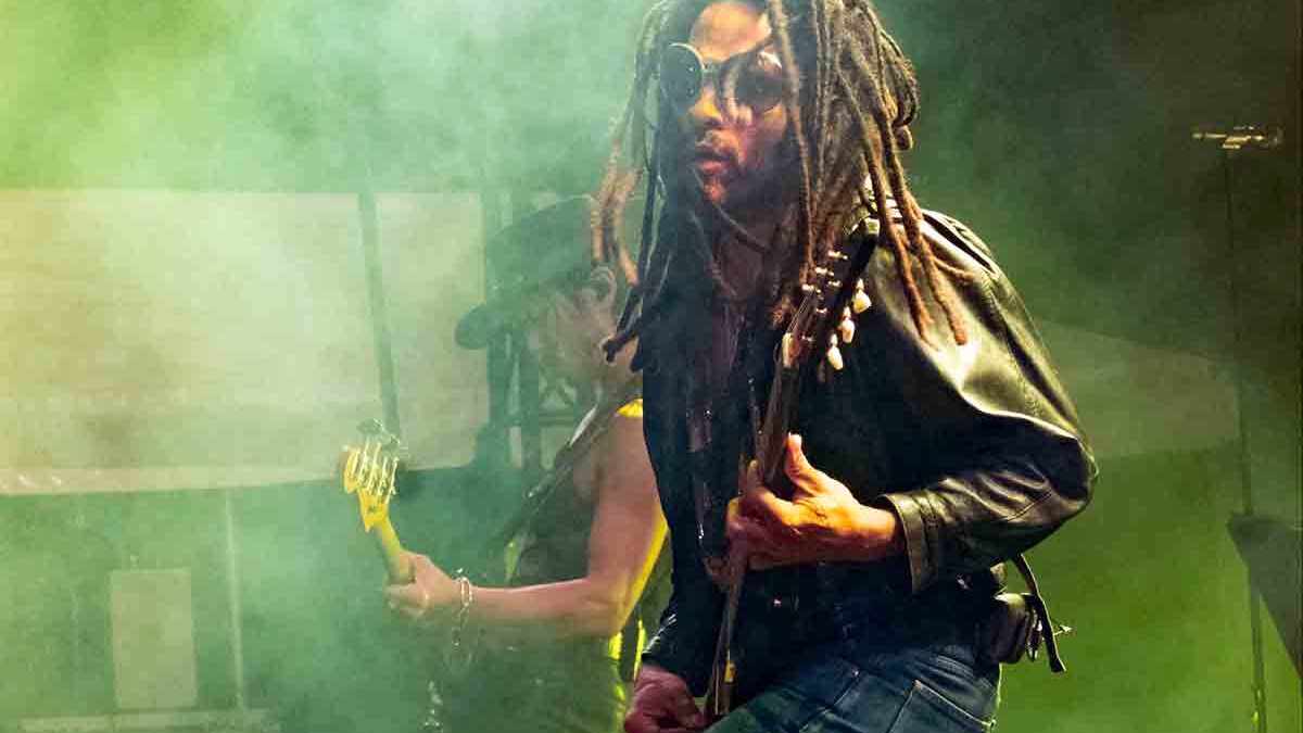 Lenny Kravitz perde quattro dreadlock durante il concerto a Brisbane: colpa di una fan entusiasta