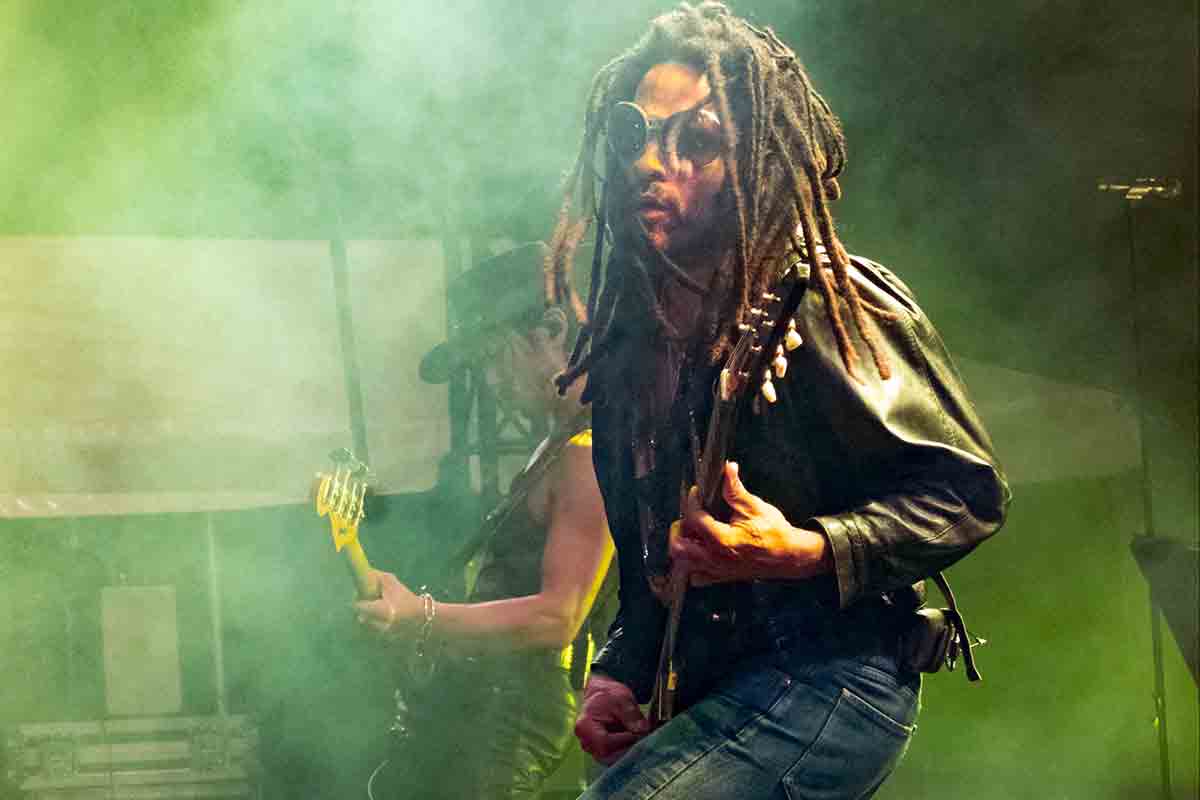 Lenny Kravitz perde quattro dreadlock durante il concerto a Brisbane: colpa di una fan entusiasta